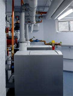Bild von: Fertig eingebautes Heizsystem der Firma Vaillant in einem Mehrfamilienhaus